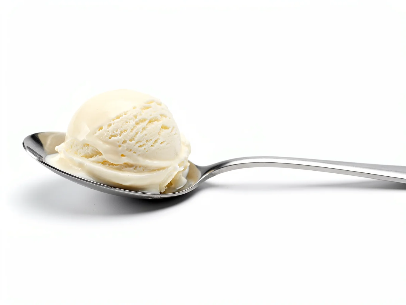 Minimalistische Darstellung einer Eiskugel auf einem Design-Löffel