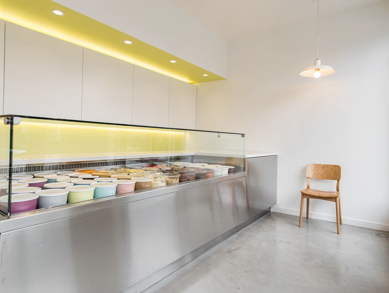 Minimalistisches Interieur der Eisdiele in Köln